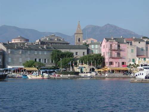 village du port de Saint-Florent en Corse